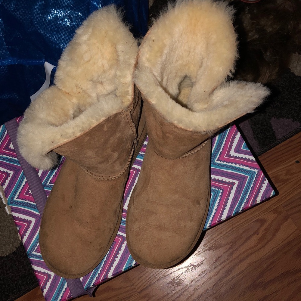 Button uggs - Picture 2 of 8